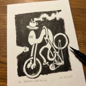 Schwarze Tuschezeichnung eines skurrilen Fahrrads mit einem lächelnden Gesicht, geschlossenen Augen und einer Tasse dampfenden Kaffees, die auf dem Lenker balanciert ist. Das Kunstwerk befindet sich auf weißem Papier auf einem Holztisch, neben dem ein Stift liegt.