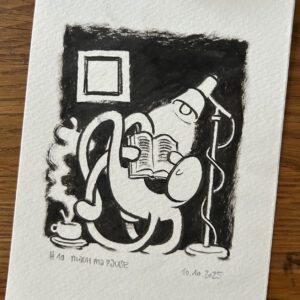 Schwarze Tuschezeichnung einer Lampe, die ein Buch in einem gemütlichen Zimmer liest, mit einer dampfenden Tasse, einem gerahmten Bild an der Wand und einer Stehlampe in der Nähe. Die Szene ist auf weißem Papier auf einer hölzernen Oberfläche gezeichnet.