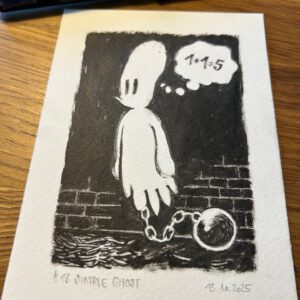 Eine Schwarz-Weiß-Zeichnung eines Geistes mit Ketten an den Beinen, der in einer Gedankenblase 1+1=5 denkt. Das Kunstwerk trägt den Titel #18 Simple Ghost und ist mit 13.10.2025 datiert. Ein Stift ruht über der Zeichnung auf einer hölzernen Oberfläche.