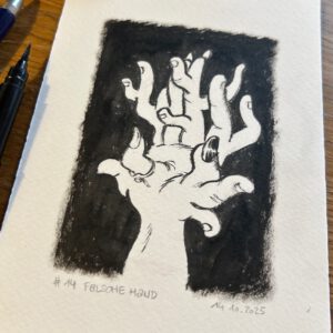 Eine Schwarz-Weiß-Zeichnung auf Papier zeigt eine verdrehte Hand mit mehreren Fingern, die aus einander wachsen, vor einem dunklen Hintergrund. Darunter steht handschriftlich #14 Falsche Hand mit dem Datum 14.10.2025. In der Nähe liegen Stifte.