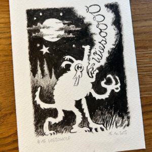 Eine Schwarz-Weiß-Zeichnung eines wolfsähnlichen Wesens, das auf zwei Beinen steht und den Vollmond in einem sternenklaren Nachthimmel anheult, mit Rauch, auf dem "Wiesowolf" steht. Es ist von Bäumen und Gras umgeben. Die Zeichnung ist beschriftet mit #15 WIESOWOLF.