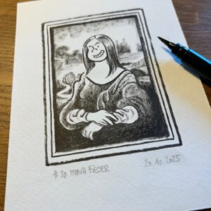 Eine Schwarz-Weiß-Zeichnung der Mona Lisa mit einem karikaturhaften, übertriebenen Lächeln auf weißem Papier, beschriftet mit "#20 MONA FIESER" und datiert "20.10.2025", daneben ein schwarzer Stift auf einer Holzunterlage.