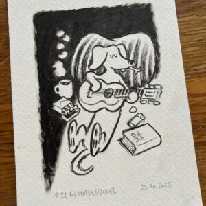 Eine Skizze eines entspannten Hundes mit Schlappohren, der sich zurücklehnt und Gitarre spielt. Um ihn herum stehen eine dampfende Tasse, ein Teller mit Essen, ein aufgeschlagenes Buch und ein Vorhang im Hintergrund. Die Zeichnung trägt den Titel #23 GammeltDakel.