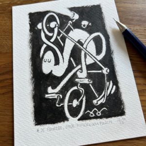 Eine abstrakte Schwarz-Weiß-Zeichnung auf strukturiertem Papier zeigt eine Figur, die mit übertriebenen, fließenden Linien auf einem Fahrrad fährt. Neben der Zeichnung liegt ein Stift, und beide ruhen auf einer hölzernen Unterlage.