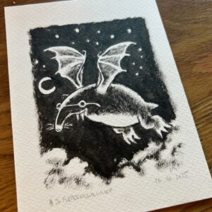 Eine Schwarz-Weiß-Zeichnung eines Fantasiewesens mit einem ameisenbärähnlichen Körper und Fledermausflügeln, das in einem sternenklaren Nachthimmel über den Wolken fliegt. Der Mond ist im Hintergrund zu sehen. Das Kunstwerk ist auf strukturiertem Papier.