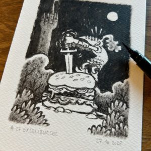 Eine schwarze Tuschezeichnung zeigt einen Drachen, der unter einem Nachthimmel mit Vollmond ein Schwert aus einem großen Hamburger zieht. Die Zeichnung ist signiert und betitelt #27 EXCALIBURGER und datiert 27.10.2025. Auf dem Rand des Papiers liegt ein Stift.