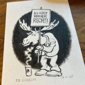 Ein Cartoon-Elch in Kleidung hält ein Schild mit der Aufschrift Du hast immer Recht! ("Du hast immer Recht!" auf Deutsch). Der Elch steht neben einer Dose, aus der Rauch aufsteigt. Ein Stift liegt auf dem Holztisch neben der Zeichnung.