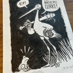 Eine Schwarz-Weiß-Zeichnung zeigt einen wütenden Storch, der eine Fledermaus mit Nägeln hält und einem überraschten Frosch zuruft: "Verfatz dich, du Gurke!" Die Textblase über dem Frosch sagt: "Ey! Das Kunstwerk ist signiert und mit #29 Froschschutzmittel beschriftet.