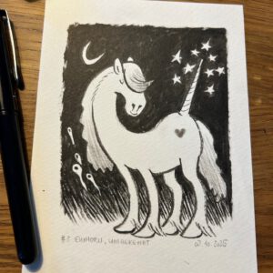 Eine schwarz-weiße Tuschezeichnung eines Einhorns mit einem Herz auf dem Hinterbein, das unter einer Mondsichel und Sternen steht. Das Bild befindet sich auf einem hölzernen Schreibtisch mit einem Stift und Radiergummi in der Nähe.