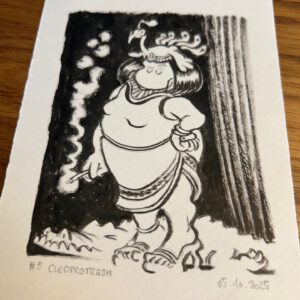 Schwarz-weiße Zeichnung im Cartoon-Stil einer Frau in altägyptischer Kleidung mit der Aufschrift CLEOPATR28H. Sie steht mit einer Hand in der Hüfte neben einer Säule, neben der Rauch aufsteigt. Darunter ist das Datum 05.10.2025 zu lesen.