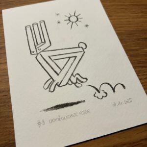 Eine Zeichnung auf weißem Papier zeigt eine abstrakte, unmögliche Hasenfigur mit geometrischen Formen. Eine Sonne und zwei Sterne sind im Hintergrund zu sehen, und eine Wolke formt sich in der Nähe seiner Füße. Die Bildunterschrift lautet #8 Unmöglicher Hase, 08.10.2015.