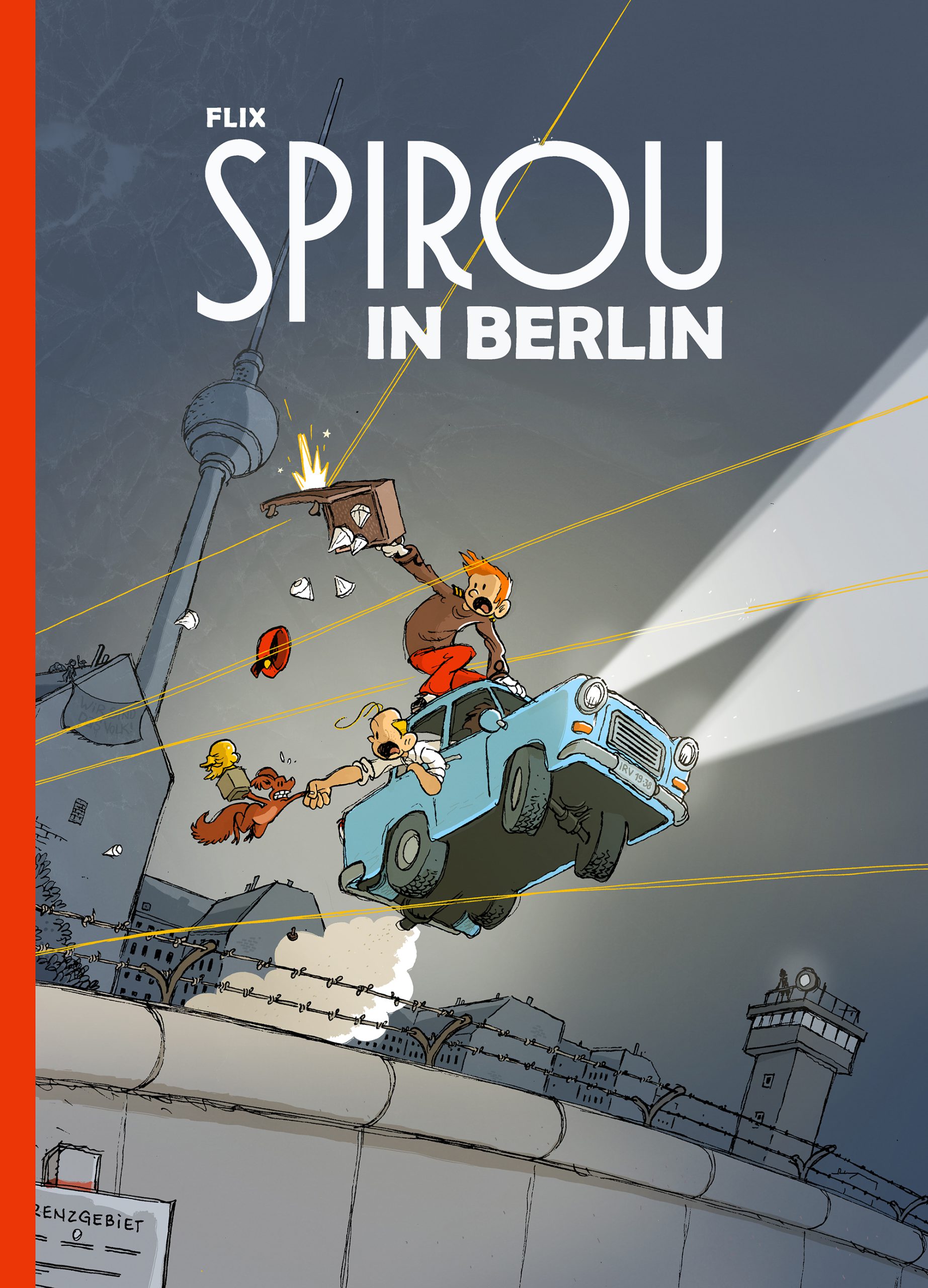 Illustration im Comic-Stil: Drei Figuren und ein Eichhörnchen fahren in einem blauen Auto, das bei Nacht über die Berliner Mauer fliegt. Die Skyline der Stadt und der Fernsehturm sind im Hintergrund zu sehen. Der Titeltext lautet "Spirou in Berlin".